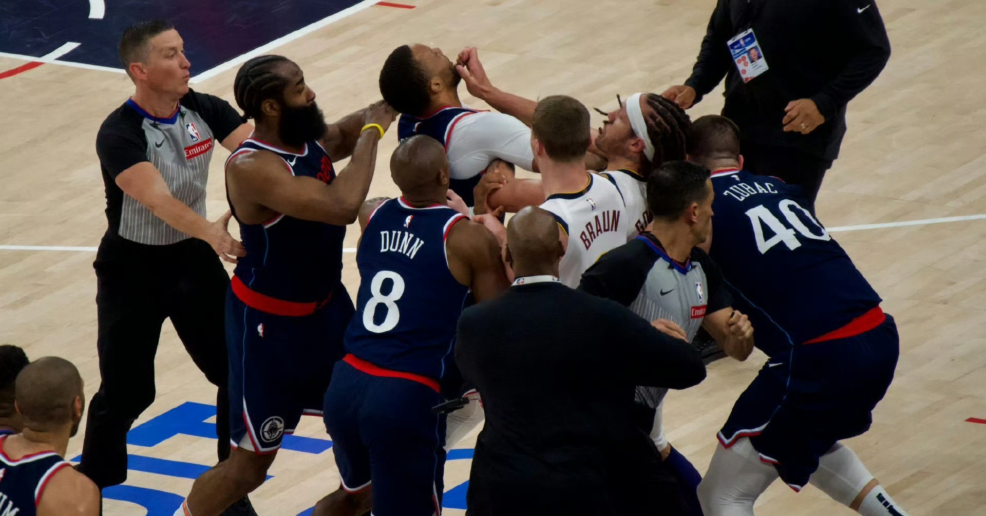 九游娱乐首页-球队换人战术，备战下半场比赛