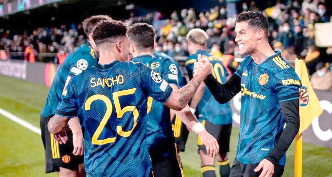 球队换人战术，备战下半场比赛