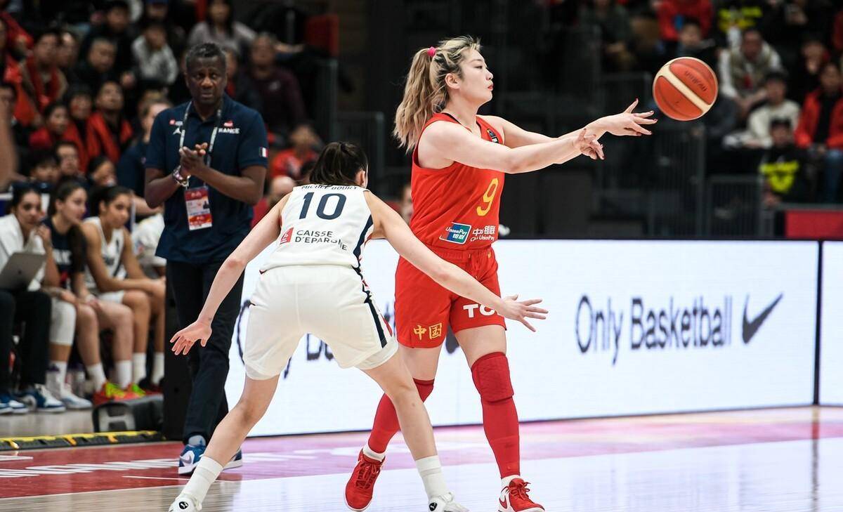 九游体育官方入口-激烈篮球对决：强强碰撞场面火爆的简单介绍