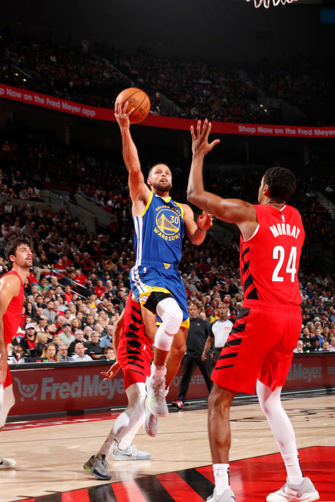 勇士客场大胜掘金，库里轰下分