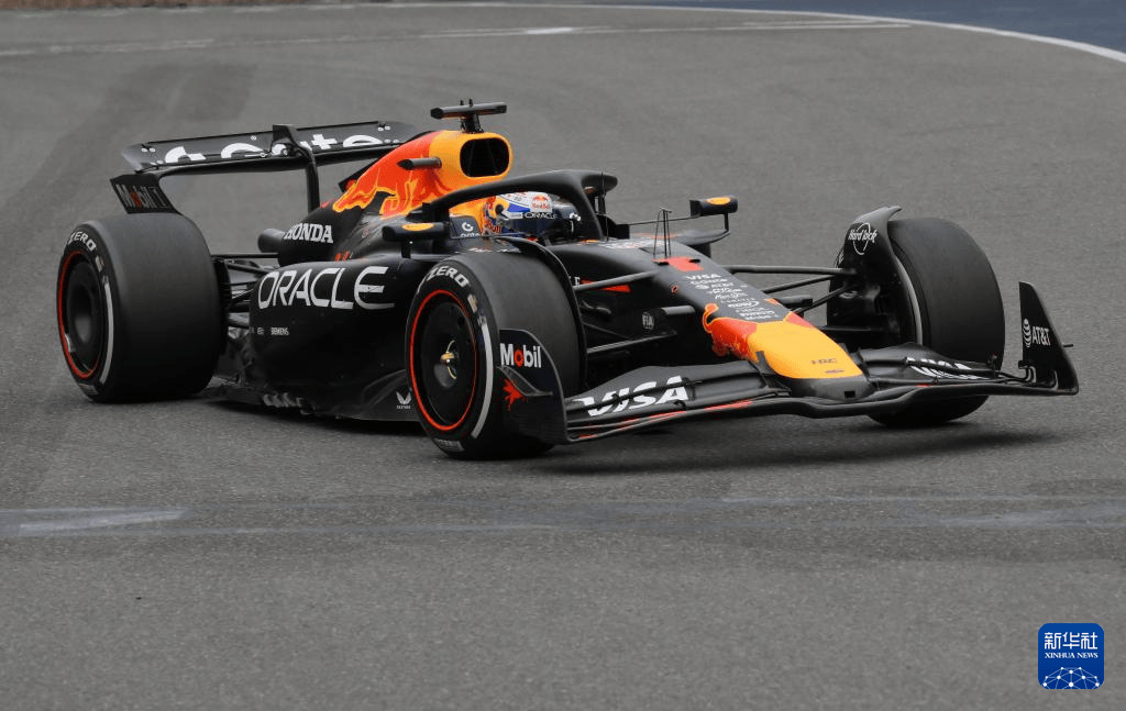 红牛车队翻盘红牛二队，塞恩斯统治全场的简单介绍