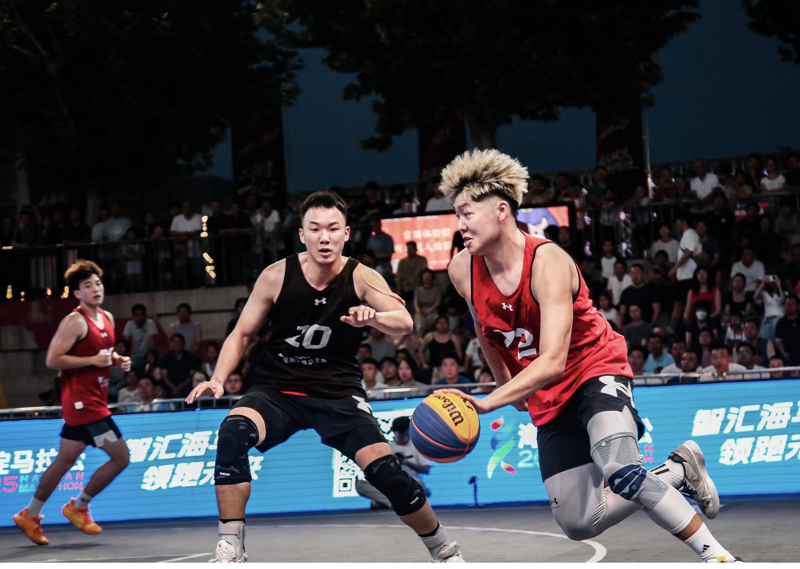 职业篮球联赛赛场上火爆对抗，球员们拼搏的简单介绍