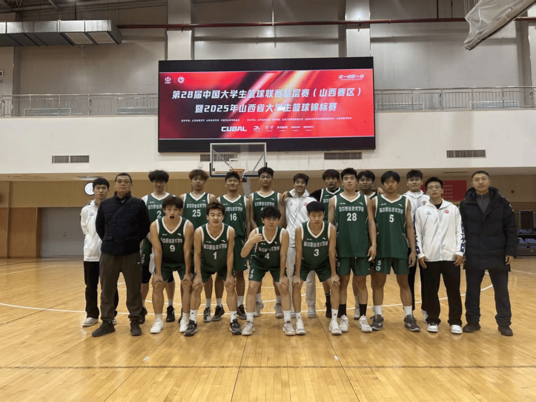 职业篮球联赛赛场上火爆对抗，球员们拼搏的简单介绍