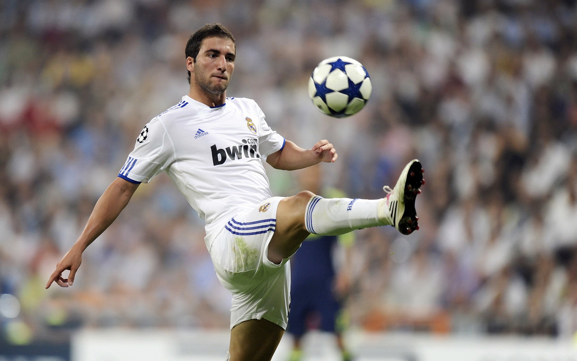 跨界奇袭，当范戴克在F1赛道上带走智利，一场体育隐喻的年度争冠