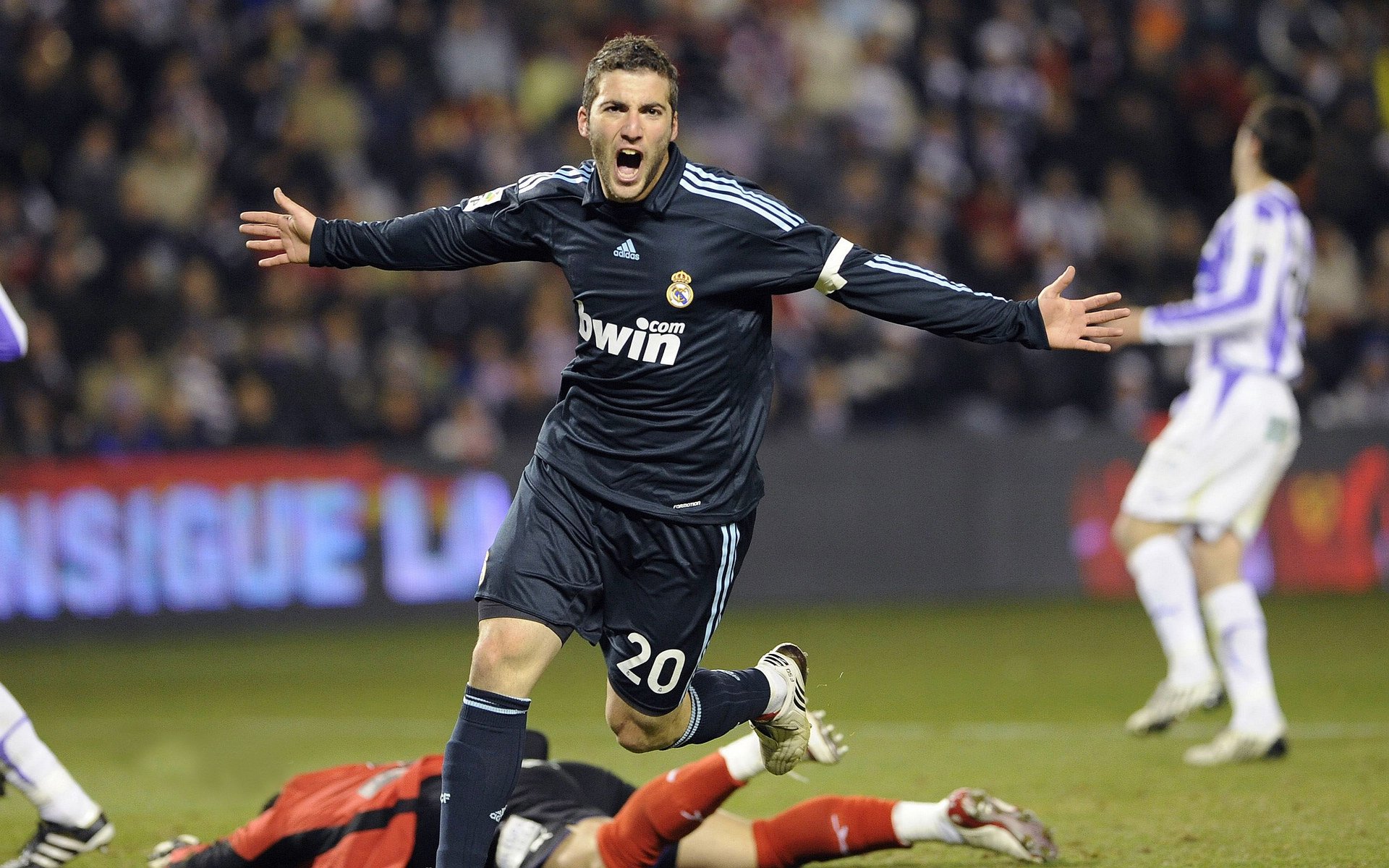 九游体育官方入口-跨界狂想，当莱比锡红牛关键战突围比利时，凯恩在F1新赛季揭幕战接管比赛